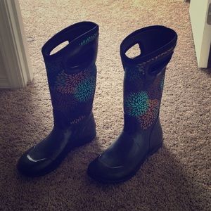 Basically new Bog boots! Awesome flower detail
